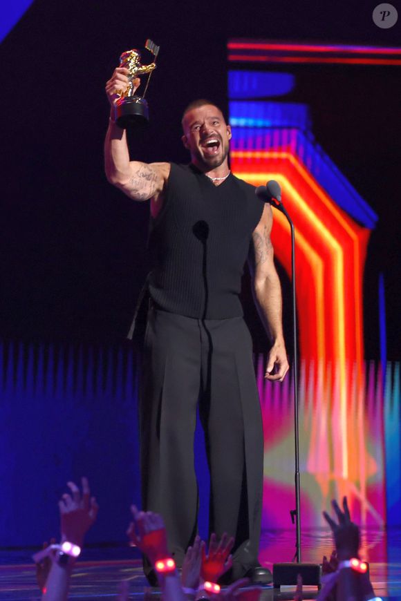 Ricky Martin ganhou um prêmio inédito no VMAs, de Ícone Latino, por sua trajetória marcante na música