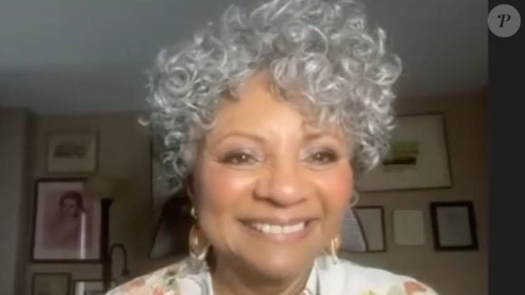 O segredo é usar produtos como cremes protetores térmicos para estilizar o cabelo como desejar e remover a umidade, dando adeus ao frizz, sem deixar de cuidar da saúde geral dos fios.