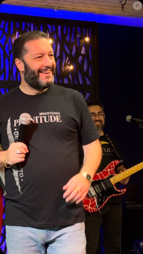 Pastor André Fabiano afirma ter sido o responsável pelo batismo da cantora na igreja evangélica