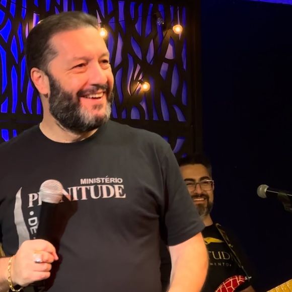 Pastor André Fabiano afirma ter sido o responsável pelo batismo da cantora na igreja evangélica