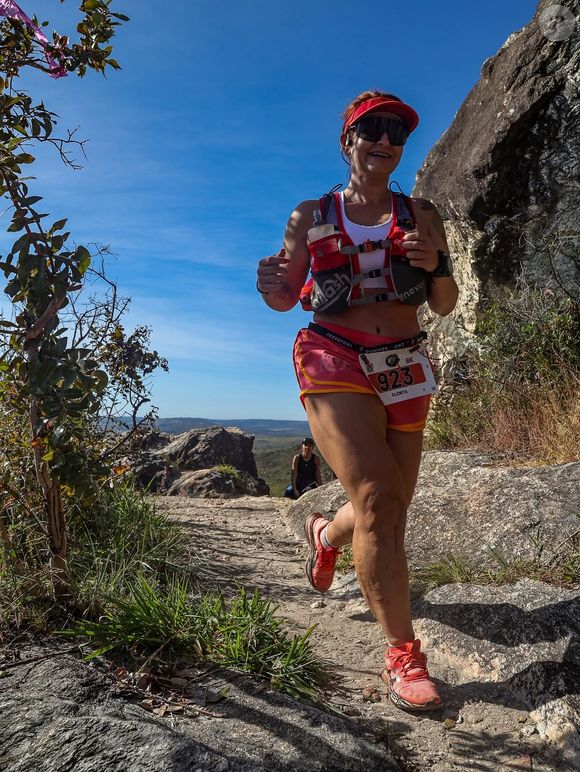 16 anos após o BBB 10, Elenita perdeu 20 kg, mudou hábitos por saúde e relembra uma trajetória marcada por conflitos no confinamento