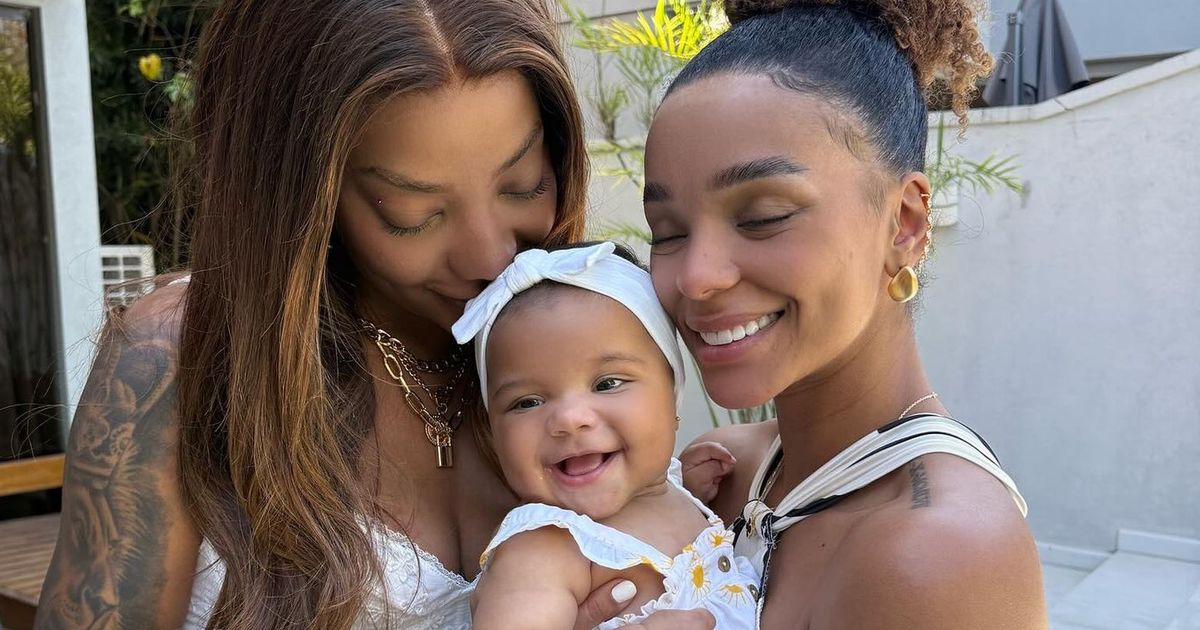 Ludmilla e Brunna Gonçalves mostram rosto da filha, Zuri, aos 5 meses e