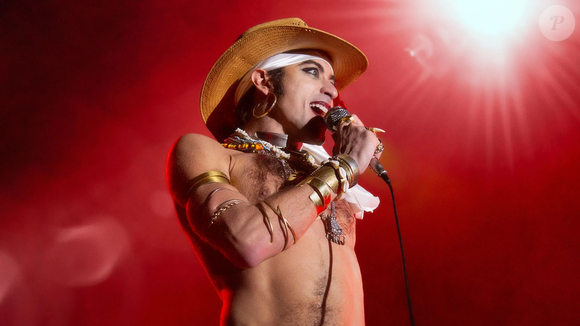 Baseado no livro Ney Matogrosso: A biografia, o longa retrata a vida de um dos artistas mais revolucionários do Brasil, interpretado com entrega absoluta por Jesuíta Barbosa - numa performance tão transformadora que virou unanimidade entre críticos