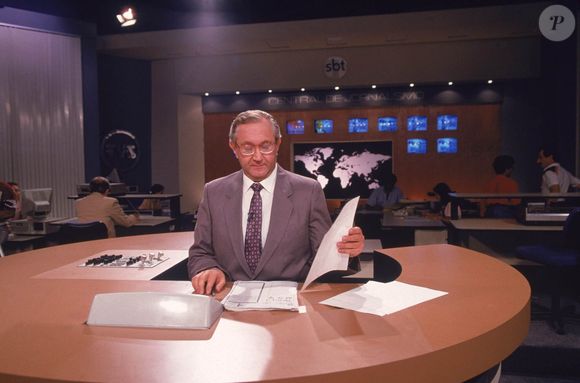 Silvio Santos também indicou aversão ao jornalismo opinativo em fevereiro de 1988; em agosto do mesmo ano estreou o 'TJ Brasil', com Bóris Casoy, marcado justamente pelas opiniões do âncora