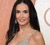 No Oscar 2025, Demi Moore apostou em uma pele radiante, com olhar mais neutro.