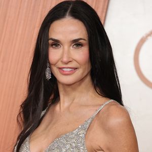 No Oscar 2025, Demi Moore apostou em uma pele radiante, com olhar mais neutro.