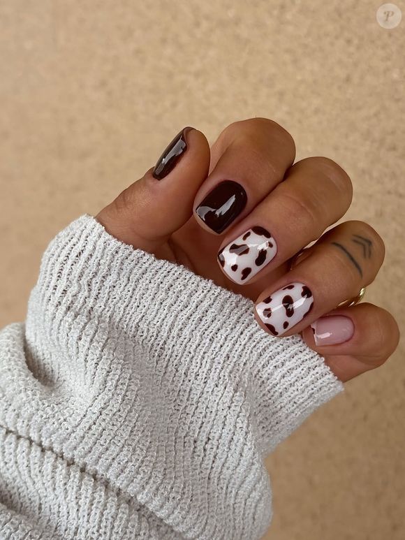 Unhas quadradas com estampa de vaca são surpreendentes e boas apostas para aquela mulher que gosta de ousar neste Outono: mistura cores clássicas de preto e branco, com um toque diferenciado