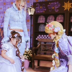 A cenografia do aniversário de 4 anos de Maria Flor apostou em diferentes elementos para recriar o universo da Disney. Castelos, flores, vegetação ornamental e iluminação especial fizeram parte da decoração inspirada em 'Enrolados', filme escolhido para a comemoração da menina
