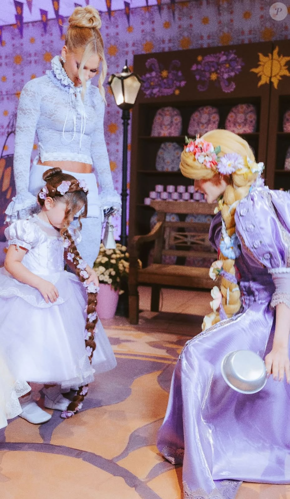 A cenografia do aniversário de 4 anos de Maria Flor apostou em diferentes elementos para recriar o universo da Disney. Castelos, flores, vegetação ornamental e iluminação especial fizeram parte da decoração inspirada em 'Enrolados', filme escolhido para a comemoração da menina