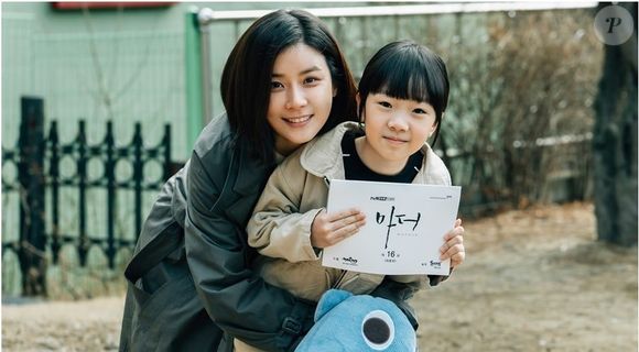 'Mãe': ao descobrir que uma aluna sofre maus-tratos, uma professora decide fugir com ela e se tornar a mãe que a menina nunca teve