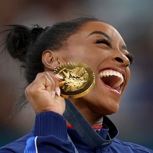 Simone Biles já apareceu com um acessório brilhante no dente, reforçando a presença dos adereços dentários entre celebridades que incorporam detalhes de brilho à estética do sorriso
