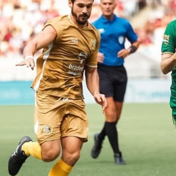 Nicolas Prattes atacou como jogador de futebol no Jogo das Estrelas e dos Artistas, evento beneficente promovido pelo ídolo Zico há muitos anos