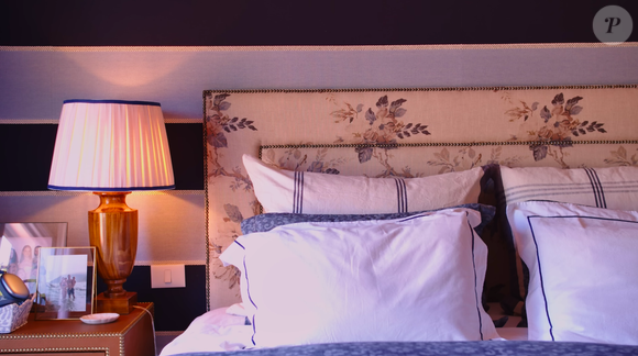 Cabeceira da cama de Chay Suede é feita com estampas florais, as quais também são vistas em diversas áreas da casa