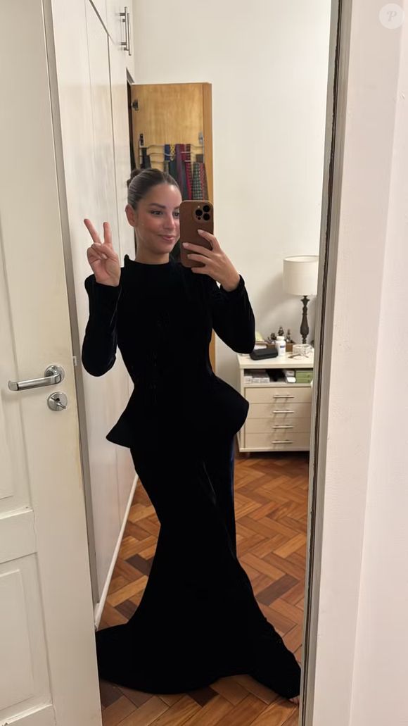 Renata Meirelles, amiga de Giovanna Lancellotti, escolheu um modelo diferente com saliência na cintura