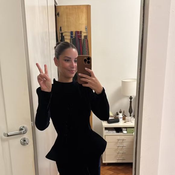 Renata Meirelles, amiga de Giovanna Lancellotti, escolheu um modelo diferente com saliência na cintura