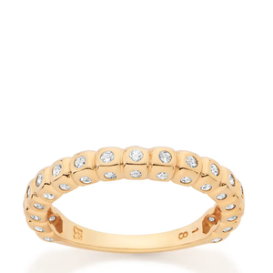 Entre os anéis, o Anel Skinny Banhado a Ouro 18K com Bolas e Zircônias, por R$ 426, combina bolas cravejadas por 34 zircônias de 1,25 mm e 17 zircônias de 1,50 mm