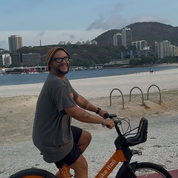 Em seu perfil no Instagram, Gominho publica fotos dos treinos, como corridas, e os passeios de bicicleta.