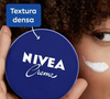 Novos cosméticos para cuidados com a pele são lançados constantemente, com fórmulas cuidadosamente elaboradas e ingredientes muito específicos, e ainda assim, o clássico creme Nivea na latinha azul continua sendo um item essencial em inúmeras nécessaires