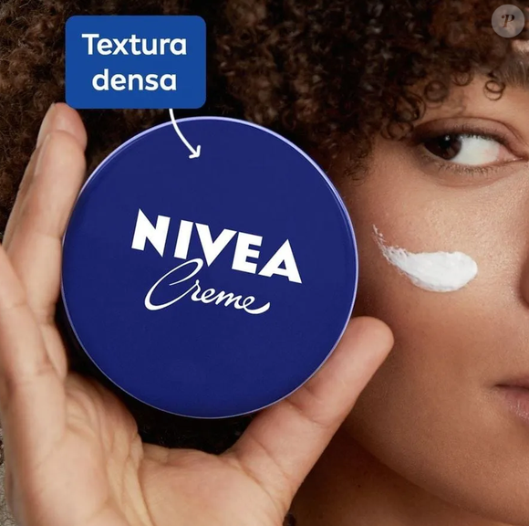 Novos cosméticos para cuidados com a pele são lançados constantemente, com fórmulas cuidadosamente elaboradas e ingredientes muito específicos, e ainda assim, o clássico creme Nivea na latinha azul continua sendo um item essencial em inúmeras nécessaires