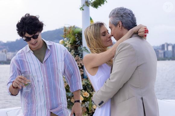 Em branco puro, o vestido usado por Leila foge de volumes exagerados, rendas intricadas e bordados