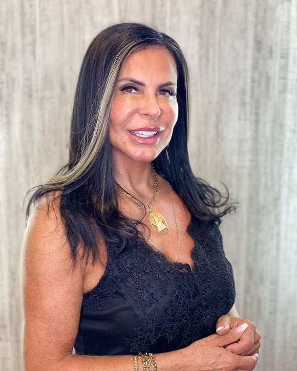 Gretchen fez algumas mudanças em seu corpo e cabelo, como essas mechas loiras