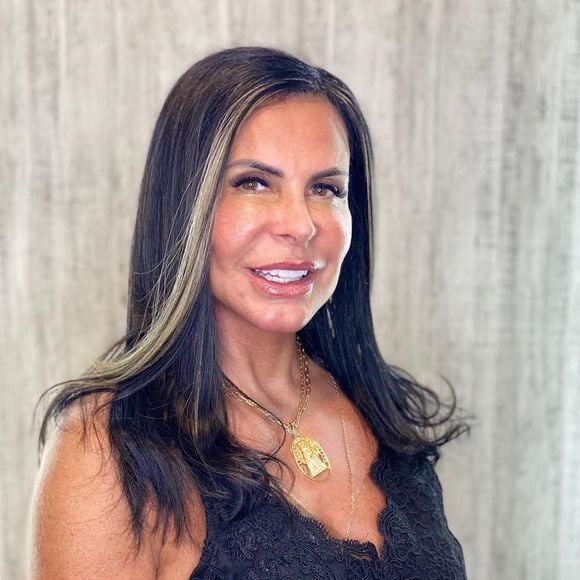 Gretchen fez algumas mudanças em seu corpo e cabelo, como essas mechas loiras