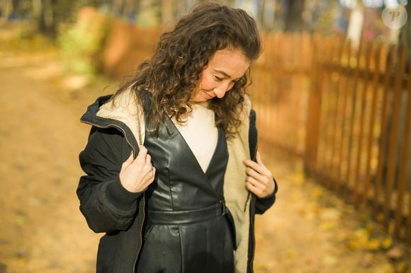 Destaque o decote: use uma peça por baixo (como uma camiseta) que seja um ou dois tons mais clara que o casaco para criar um ponto de luz no decote e alongar o pescoço.
