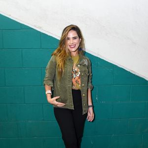 Wanessa Camargo investiu em um estilo rocker utilitário ao usar uma jaqueta jeans em tom verde-militar com botões metálicos. A sobreposição cobriu uma camiseta em tom terroso com estampa ilustrada, acompanhada de calça justa preta