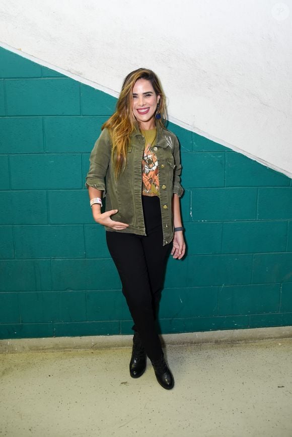 Wanessa Camargo investiu em um estilo rocker utilitário ao usar uma jaqueta jeans em tom verde-militar com botões metálicos. A sobreposição cobriu uma camiseta em tom terroso com estampa ilustrada, acompanhada de calça justa preta