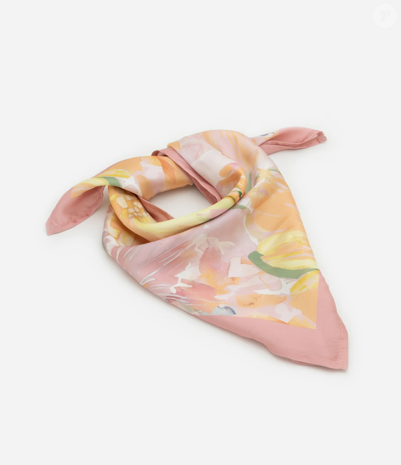 Lenço cetim da Renner é ótimo para compor looks