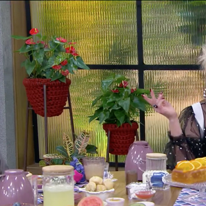 Em conversa com Ana Maria Braga, Xuxa comentou que a crítica aos looks aumentou o número de vendas de sua turnê