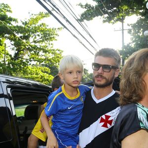 8. O apresentador Rodrigo Hilbert também é conhecido por sua ligação com o Vasco da Gama. A vitória cruz-maltina sobre o Boca Juniors, por 1 a 0, na terça-feira (13), foi um resultado importante para o clube carioca na busca por uma vaga na final da Copa Sul-Americana