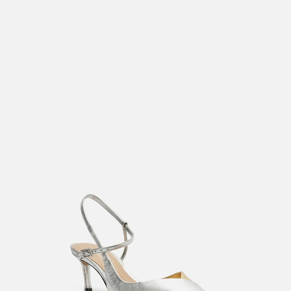 A proposta da sandália slingback da Arezzo permite criar combinações elegantes para diferentes ocasiões, transitando com facilidade entre eventos sociais e produções para o dia a dia, sempre mantendo um visual sofisticado
