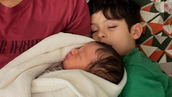 Filho mais velho de Cristiane e Ana Paula, Bento já conheceu a irmã caçula