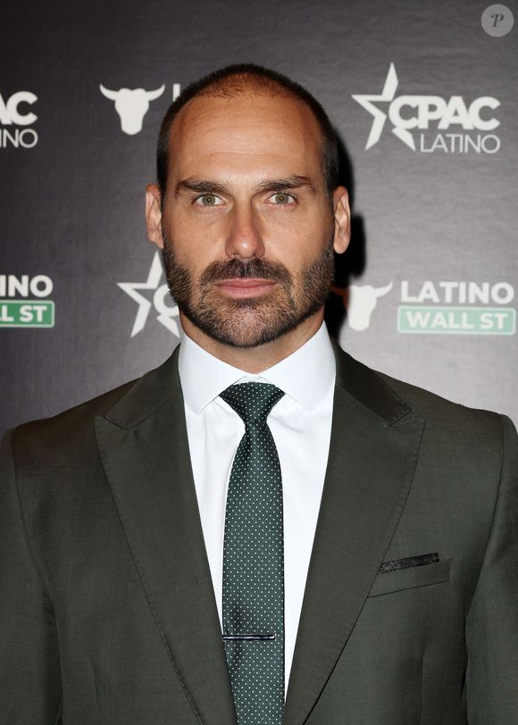 Eduardo Bolsonaro está nos Estados Unidos e, segundo ele afirma, tem influência na decisão de Donald Trump em impor um ‘tarifaço’ ao Brasil