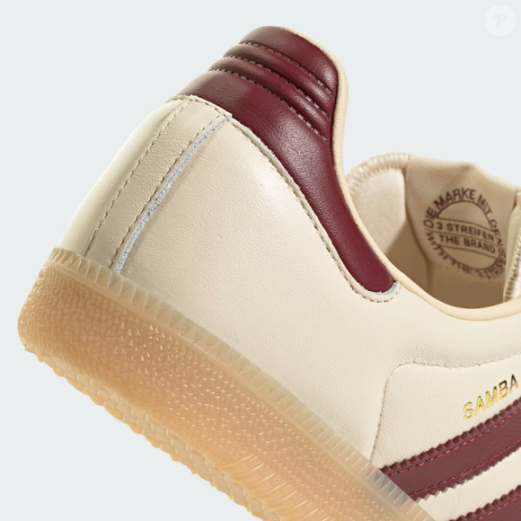 O apelido pode até ser inspirado no clássico 'arroz com polvo', mas quem rouba a cena neste inverno é o adidas Samba OG: com tons neutros, listras vinho e visual retrô, o tênis se destaca como a escolha certeira para usar com a calça de veludo cotelê que voltou à moda em 2026