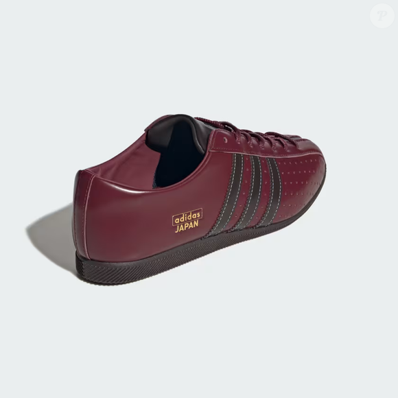 Produzido em suede macio, o Lux Japan também apresenta as tradicionais Três Listras no mesmo material, reforçando a aparência sofisticada do calçado