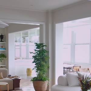 Taís Araújo e Lázaro Ramos deixaram o ambiente muito iluminado com pé direito alto e janelas por toda a parede