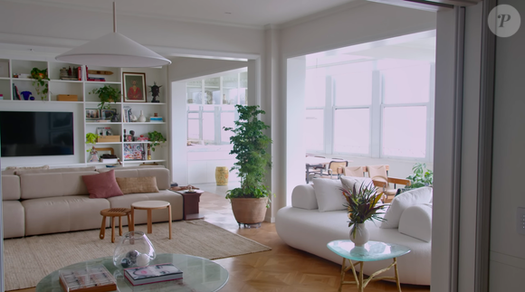 Taís Araújo e Lázaro Ramos deixaram o ambiente muito iluminado com pé direito alto e janelas por toda a parede