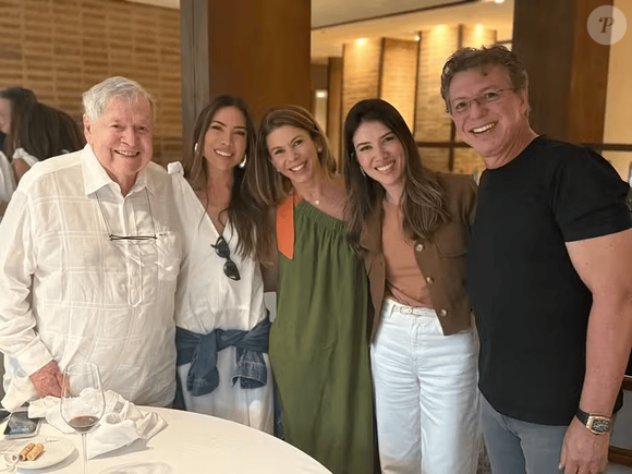 Após saída da Globo, Boninho posa com Boni ao lado de Patricia Abravanel, Daniela Beyruti e Rebeca Abravanel, do SBT