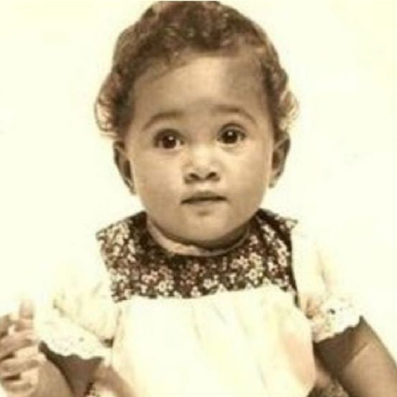 Nascida em 1977, essa menina bochechuda nem sonhava que hoje seria famosa pela vilã de novela + abusada e carismática da TV. Reconhece?