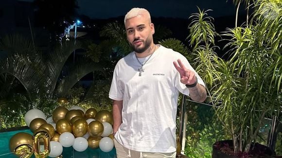 Em vídeos publicados nos stories do Instagram, o artista apareceu aproveitando o dia de sol e revelou que os termômetros chegavam a pelo menos 35 graus. Além disso, ele contou aos seguidores que estava curtindo a piscina para aliviar o calor antes de subir ao palco.