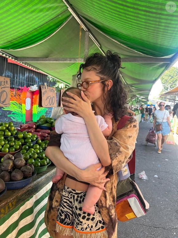 A filha de Manu Gavassi, Nara, nasceu em 3 de abril de 2025, fruto de seu relacionamento com o modelo Jullio Reis; a notícia foi divulgada pela assessoria da cantora que anunciou a gravidez em novembro do ano passado - quando já estava no quinto mês