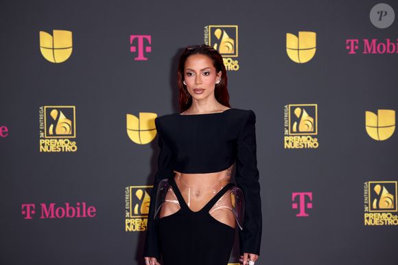 Anitta afirmou que passou a acreditar que precisava fazer novas plásticas depois de perceber que as mudanças estéticas traziam mais contatos e oportunidades