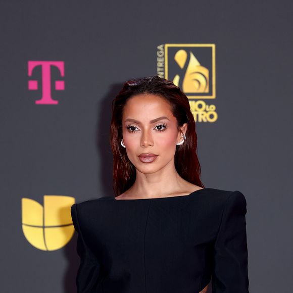 Anitta afirmou que passou a acreditar que precisava fazer novas plásticas depois de perceber que as mudanças estéticas traziam mais contatos e oportunidades