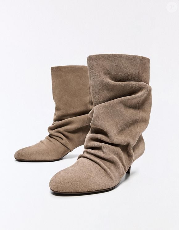 A combinação entre salto baixo, acabamento em couro e tecnologia AIRFIT® faz da bota da Bershka uma opção para quem busca conforto sem abrir mão da elegância