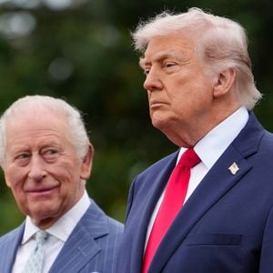Provocações de Rei Charles III a Donald Trump em novo encontro chamam atenção de historiador: 'Conseguiu deferir golpe após golpe'