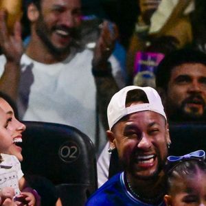 Neymar vive momento 'pai coruja' ao acompanhar apresentação de circo com as filhas Mavie e Mel