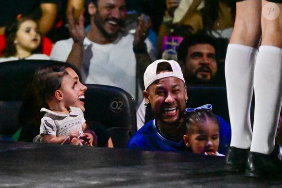Neymar vive momento 'pai coruja' ao acompanhar apresentação de circo com as filhas Mavie e Mel