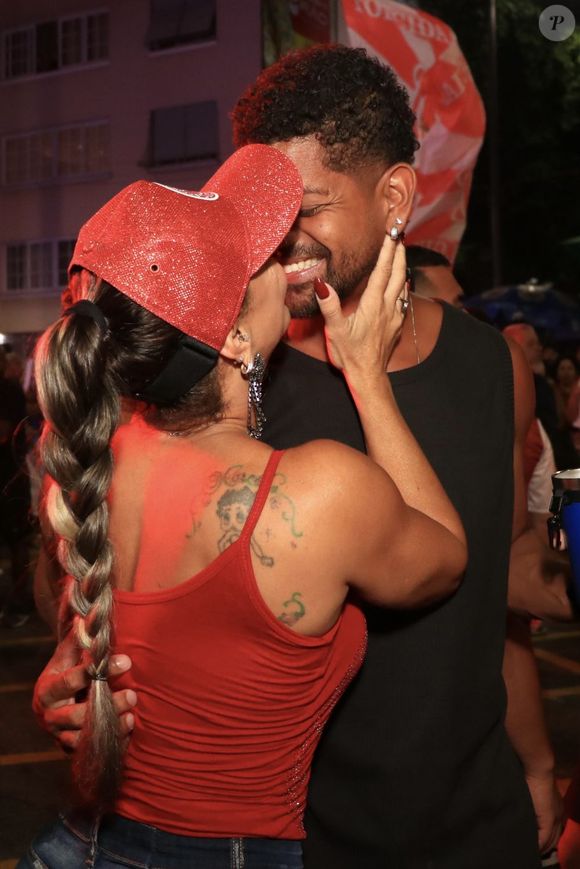 Viviane Araújo foi acompanhada pelo marido, Guilherme Militão